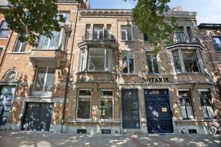 <p><span>Uiterst centraal gelegen aan het marktplein van Heverlee, op wandelafstand van het Arenbergkasteel en het bruisende historisch centrum van Leuven, zijn wij verheugd deze karaktervolle herenwoning in eclectische stijl, opgenomen in de inventaris van het bouwkundig erfgoed, te koop aan te bieden. Deze statige woning ademt authenticiteit en charme en biedt een uitzonderlijk potentieel voor wie op zoek is naar een ruime gezinswoning of een eigendom met tal van mogelijkheden. Hoewel de woning dient te worden opgefrist naar de huidige wooncomfort- en conformiteitsnormen, vormt zij een unieke opportuniteit om een karaktervol pand volledig naar eigen smaak te renoveren met behoud van haar authentieke elementen. Via de ruime inkomhal met dubbele deuren betreedt u de woning. Op het gelijkvloers bevinden zich een stijlvolle zithoek, een tweede leefruimte die naadloos overgaat in de open aanbouw, een voormalige keuken die momenteel dienstdoet als wasruimte en berging, en een veranda met directe toegang tot de prachtig aangelegde en uiterst gezellige stadstuin, waar het heerlijk vertoeven is. Op de tussenverdieping bevinden zich een afzonderlijk toilet en een extra kamer die zich perfect leent als bureau, hobbyruimte of logeerkamer. De eerste verdieping omvat twee ruime kamers en een derde kamer die vandaag is ingericht als leefruimte met keuken. Op de tweede verdieping vindt u opnieuw twee volwaardige slaapkamers en een badkamer. Via een vaste trap bereikt u ten slotte de ruime, onafgewerkte zolderverdieping, die de mogelijkheid biedt om nog twee bijkomende slaapkamers of een polyvalente ruimte te creëren. De ruime bewoonbare oppervlakte, de prachtige stadstuin, de talrijke authentieke elementen, de uitzonderlijke uitbreidingsmogelijkheden en de absolute topligging in het centrum van Heverlee maken van deze woning een bijzonder interessante opportuniteit voor liefhebbers van karaktervolle woningen. Kortom, een statige herenwoning boordevol charme en potentieel, gelegen op een uiterst gegeerde locatie. Een unieke kans voor wie authentiek wonen wil combineren met een renovatieproject op een toplocatie.</span></p><p><span> </span></p>
