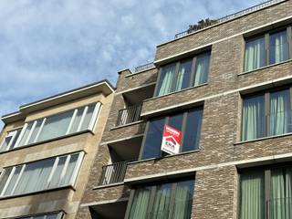 Prachtig modern appartement gelegen in de residentiële Peter Benoitstraat! Toplocatie in de zalig rustige wijk Harmonie: te voet naar winkels Anselmo en Lange Lozanastraat, op 2 min van Vinken- en Harmoniepark, vlot te bereiken met openbaar vervoer en snelwegen. Voor dit aantrekkelijke appartement, wat nog nooit verhuurd werd, zoeken we een rustige huurder: ideaal voor een alleenstaande of koppel. De moderne lift brengt ons naar de 3de verdieping. Doorlopend parket , een brede hall en een heldere leefruimte met aansluitend een ruim overdekt terras. Schitterend zicht op de fraaie authentieke gevels van herenwoningen. Open keuken voorzien van alle comfort. Er zijn 3 slaapkamers: 1 ideaal voor een 2-persoonsbed, de andere 2 kamers zijn geschikt als dressing, bureau of logeerruimte. een private kelder en een autostaanplaats met elektrisch oplaadpunt zijn inbegrepen in de prijs! Huurprijs: €1.380 per maand. Gemene kosten €100/maand (onderhoud gemene delen, lift, elek gemene delen) aparte meters gas, water en elektriciteit.
