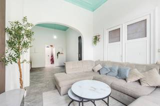 <p>Karaktervolle gesloten woning in Antwerpen met eclectische gevel en royale bewoonbare oppervlakte.</p>
<p>Deze ruime woning in de Kruishofstraat combineert karakter, ruimte en een uitstekende ligging in Antwerpen. De prachtige eclectische gevel zorgt meteen voor een sterke eerste indruk en geeft het huis een unieke uitstraling. Met een bewoonbare oppervlakte van maar liefst 196 m² biedt deze woning tal van mogelijkheden voor gezinnen of wie op zoek is naar extra ruimte. Bovendien woon je hier op wandelafstand van het Middelheimpark en op fietsafstand van het centrum van Antwerpen. Dankzij de praktische indeling, vier slaapkamers en drie badkamers geniet je hier van comfortabel wonen op een centrale locatie.</p>
<p>Belangrijkste ruimtes:<br />• Inkomhal (10 m²) met toegang tot de verschillende leefruimtes.<br />• Living (23,41 m²) met aangename leefruimte en veel mogelijkheden.<br />• Keuken (5,97 m²) functioneel ingericht.<br />• Berging (4,75 m²) handig voor extra opslag.<br />• Slaapkamer (17,4 m²) met ruime indeling.<br />• Slaapkamer (11,75 m²) ideaal als bureau of extra slaapruimte.<br />• Slaapkamer (17,79 m²) met toegang tot een balkon.<br />• Slaapkamer (11,62 m²) compact en praktisch.<br />• Slaapkamer (18 m²) ruime kamer met veel potentieel.<br />• Badkamer (6,77 m²) voorzien van douche en toilet.<br />• Badkamer (6,46 m²).<br />• Extra badkamer (2 m²).<br />• Kelder (42 m²) met veel bergruimte</p>
<p>Neem vandaag nog contact op met je ERA-makelaar voor een bezoek. JOUW DROOMHUIS. ZO GEVONDEN!</p>