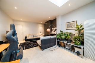 Toffe woning gelegen in de gegeerde wijk van Sint-Elisabeth! Bestaande uit hal, gezellige living, ingerichte keuken met zicht op tuin en terras. Badkamer met douche en toilet, garage en kelder. Op de 1ste verdieping twee ruime slaapkamers en vaste trap naar de geïsoleerde zolder waar nog makkelijk een bijkomende kamer kan ingericht worden. Rustige en mooie buurt!