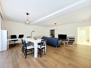 <p><b>ZAVENTEM</b>, Ideale ligging vlakbij de NAVO, openbaar vervoer en de luchthaven. Huis met drie gevels (bouwjaar 2021), gedeeltelijk gemeubileerd.<br /><br /><u><strong>Begane grond:</strong></u></p>
<ul>
<li>Entreehal van ± 7 m² met inbouwkasten</li>
<li>Woonkamer van ± 41,5 m² met een werkhoek van ± 7 m² (tafel + bank), toegang tot een mooi terras van ± 50 m² en een tuin van ± 225 m².</li>
<li>Superuitgeruste keuken van ± 20 m² met wijnkoelkast (oven, magnetron, koelkast, vriezer, kookplaat en afzuigkap)</li>
<li>Doucheruimte van ± 4,4 m² met toilet</li>
</ul>
<p><b><u>1e verdieping:</u></b></p>
<ul>
<li>Slaapkamer 1 van ± 22 m² (tweepersoonsbed) met badkamer van ± 8 m² en toilet, toegang tot terras van ± 16 m² aan de tuinzijde</li>
<li>Slaapkamer 2 van ± 20 m² (eenpersoonsbed en kledingkast)</li>
<li>Slaapganger van ± 7 m² met ingebouwde opbergkasten</li>
<li>Apart toilet</li>
</ul>
<p><b><u>2e verdieping:</u></b></p>
<ul>
<li>Grote zolderkamer van ± 31 m² met kleedkamer (tweepersoonsbed), mogelijkheid om er een 2e slaapkamer van te maken.</li>
<li>Doucheruimte met toilet van ± 4 m²</li>
</ul>
<p>Kelders: wasruimte en technische ruimte<br />Alarmsysteem<br />Waterontharder<br /><br />Mogelijke kosten van € 320/maand extra voor water, elektriciteit, gas, internet en onderhoud van de verwarmingsketel en zonnepanelen.<br /><br />Beschikbaar vanaf 1 augustus 2026</p>
