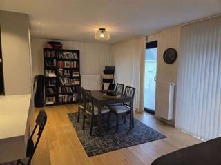 <p><span>Dit trendy appartement situeert zich op een boogscheut van het centrum.</span></p><p><span>Het appartement omvat een inkomhal met gastentoilet, een living met luxe keuken voorzien van alle comfort.<br />Daarop volgend een badkamer met bad en douche, 2 slaapkamers + terras.<br />In de kelder is een ruime berging voorzien.</span></p><p><span>Het appartement is van gordijnen en lichtarmaturen voorzien.</span></p><p><span>Onmiddellijk beschikbaar.</span></p><p><span>Interesse? <br />Vraag uw bezoek aan via de website. </span></p><p><span><br /></span><span> </span></p>