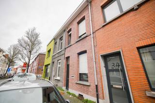 Bent u op zoek naar een ruime stadswoning met een praktische indeling en een gunstige EPC-score? Deze woning aan de Hamerstraat 36 combineert een centrale ligging in Mechelen met verrassend veel ruimte en diverse mogelijkheden voor gezinnen, thuiswerkers of wie extra kamers wenst.<br /><br /><strong><u>Indeling</u></strong><br />Via de inkomhal betreedt u de woning. Vooraan bevindt zich een bureau, gevolgd door de zitplaats. Verder treffen we de eetplaats met aansluitend de keuken. Achteraan bevindt zich een berging met de verwarmingsketel en een apart toilet.<br /><br />Op de eerste verdieping beschikt de woning over een wasplaats, een badkamer en een slaapkamer.<br /><br />Via een vaste trap bereiken we de zolderverdieping waar zich een slaapkamer aan de voorzijde en een tweede slaapkamer aan de achterzijde bevinden. Daarnaast is er nog een extra zolderruimte ingericht als polyvalente ruimte, ideaal als hobbyruimte, bureau of extra slaapkamer.<br /><br />De woning beschikt bovendien over een kelder die kan benut worden als extra opslagruimte.<br /><br /><u><strong>Technische informatie</strong></u><br />De woning behaalt een EPC-label C (214 kWh/m²), waardoor er geen renovatieverplichting geldt. De verwarming gebeurt via aardgas met een condenserende gasketel. Verder is de woning voorzien van dubbele beglazing in PVC-profielen. Elektrische installatie is conform en goedgekeurd. Het huis is asbestveilig.<br /><br /><u><strong>Buurtinformatie</strong></u><br />De woning is gelegen in een aangename woonomgeving aan de rand van Mechelen, met een vlotte verbinding naar het stadscentrum, het station en de belangrijkste invalswegen richting Antwerpen, Brussel en Leuven. Winkels, scholen, openbaar vervoer en recreatiemogelijkheden bevinden zich in de nabije omgeving, waardoor deze ligging een ideale combinatie vormt van bereikbaarheid en dagelijks wooncomfort.<br /><br />Bent u op zoek naar een ruime woning met mogelijkheden op een goed bereikbare locatie in Mechelen? Contacteer Ilkay via 0495 12 99 54 of ilkay@consimmo.be voor meer informatie of een bezoek ter plaatse.