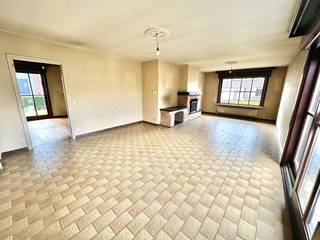 Half openwoning met zonnige tuin RoeselareLichtrijke half openwoning met drie slaapkamers, garage en zuidgerichte tuin.IndelingGelijkvloers: inkom...