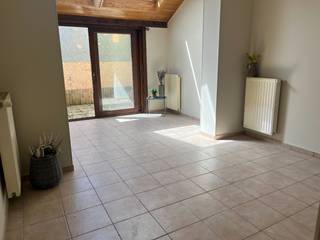 Vlakbij de Vesten vinden we deze leuke woning met potentieel!Ze is gelegen in een aangename straat tussen de Coupure en de Kazernevest, in de directe...