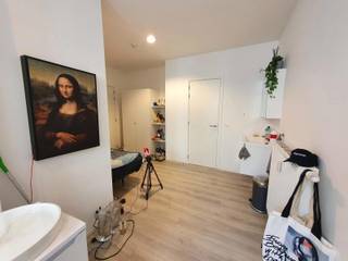 Grote moderne studentenkamer in het centrum van Kortrijk.<br />Qua ligging IDEAAL! Slechts 5' wandelen van het station, 2' fietsen van Howest en 10' van de Vives &amp; Kulak.<br />Voorzien van eigen sanitair (WC, lavabomeubel en douche).<br />Surplus: er is een private locker aanwezig!<br />GRATIS vaste internetaansluiting op alle kamers!<br />Alle gemeenschappelijke ruimtes zijn ruim en modern en beschikken over Wi-Fi!<br />Geïnstalleerde keuken met aansluitende eetruimte, ontspanningsruimte, overdekte fietsenstalling, ... .<br />Lift aanwezig in het gebouw.<br />Op heden continu verhuurd. <br />CV vernieuwd en keuken kreeg upgrade !