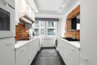 <p>Te koop: verzorgd appartement in Oostende, op een steenworp van de Zeedijk in Mariakerke.</p>

<p> </p>

<p>Dit appartement biedt een comfortabele indeling en een uitstekende ligging nabij het strand, de duinen en het openbaar vervoer. Dankzij het EPC-label B geniet u van een energiezuinig appartement, terwijl de infraroodpanelen zorgen voor een aangename en efficiënte verwarming. De Raversijdestraat is een rustige straat, maar toch dicht bij alle voorzieningen.</p>

<p> </p>

<p>Belangrijkste ruimtes:<br />• Inkomhal met toegang tot de verschillende vertrekken<br />• Gezellige living met natuurlijke lichtinval<br />• Keuken met dubbele spoelbak, microgolfoven, oven en elektrische kookplaat<br />• Slaapkamer met voldoende ruimte voor een dubbel bed<br />• Badkamer met douche en enkelvoudige wastafel<br />• Apart toilet<br />• Kelderruimte voor extra opslag</p>

<p> </p>

<p>Troeven:<br />• Nabij Zeedijk in Mariakerke<br />• Energiezuinig EPC-label B<br />• Verwarming via infraroodpanelen</p>

<p><strong>Wenst u meer info? Contacteer Charlotte via 059 70 00 99 of Charlotte@eraservimo.be</strong></p>