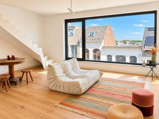Het trendy dakappartement/duplex heeft een grote leefruimte met berging en bijhorend groot terras dat tevens zuid-gericht is. Op verdiep is een grote slaapkamer met ensuite badkamer die voorzien is van grote inloopdouche & en voldoende plek voor een ruim lavabomeubel. Aparte WC is voorzien. In het appartement ligt vloerverwarming. Mooie open keuken in de living, aansluitend aan terras. <br /><br />Er kan aangekocht worden aan 6% btw. Voor diegene die dus op zoek zijn naar een nieuwbouwappartement, grijp je kans! Weet wel dat je moet voldoen aan volgende voorwaarden:<br />- Eerste eigendom gedurende 5 j, domicilie, enige & eigen woning<br />- het gebouw valt onder sloop & heropbouw, u komt dus in aanmerking (enkel voor de gasketel niet)<br /><br />De werken zijn gebeurd door erkende vakmensen. De appartementen zijn voorzien van een gezamenlijke regenwaterput. Er is gekozen voor aluminium buitenschrijnwerk. De zijgevels zijn met 16cm EPS geïsoleerd. Kortom een appartement waar je de komende decennia 's goed zit. <br /><br />Een gebouw met zeer lage algemene kosten omdat er geen lift aanwezig is...