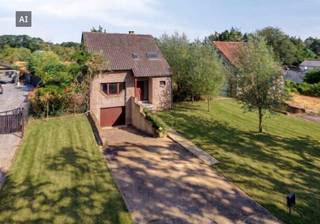 Bent u op zoek naar een woning waar u elke dag kunt genieten van rust, ruimte en een uitzonderlijke groene omgeving? Dan zal deze open bebouwing aan de Dilikensweier 36 in Genk u ongetwijfeld weten te bekoren.<br /><br />Deze charmante woning, gebouwd in 1994, beschikt over een bewoonbare oppervlakte van 161 m² (volgens het EPC) en combineert een doordachte indeling met een unieke ligging. Hier woont u letterlijk tegenover het prachtige natuurgebied De Maten, één van de mooiste natuurgebieden van Limburg, terwijl ook Domein Bokrijk zich op wandelafstand bevindt.<br /><br />Binnenin wordt u verwelkomd in een lichtrijke leefruimte die een aangename sfeer uitstraalt en uitkijkt op de tuin. De praktische indeling maakt van deze woning een ideale thuis voor gezinnen en koppels. Verder beschikt de woning over drie volwaardige slaapkamers en één badkamer, waardoor u over alle comfort beschikt om jarenlang zorgeloos te wonen.<br /><br />De absolute blikvanger is het indrukwekkende perceel van maar liefst 28a 58ca. Een zeldzame troef die deze eigendom bijzonder aantrekkelijk maakt voor paardenliefhebbers en iedereen die op zoek is naar een woning met uitzonderlijk veel buitenruimte, privacy en mogelijkheden om het terrein volledig naar eigen wens in te richten.. <br /><br />Ook aan praktische ruimte is er geen gebrek. De woning is volledig onderkelderd en beschikt over een ondergrondse garage, waardoor u geniet van een zee aan opslagruimte, plaats voor meerdere fietsen, hobby's of een extra werkruimte.<br /><br />De ligging maakt het plaatje compleet. Hier woont u in een rustige, residentiële straat midden in het groen, met talloze wandel-, fiets- en recreatiemogelijkheden letterlijk om de hoek. Tegelijkertijd bereikt u dankzij de vlotte verbindingen zowel het centrum van Genk als Hasselt in slechts enkele minuten. Scholen, winkels, horeca en openbaar vervoer bevinden zich eveneens in de nabije omgeving.<br /><br />Kortom, deze woning biedt een unieke combinatie van ruimte, comfort, natuur en een uitstekende ligging. Een buitenkans voor wie op zoek is naar een thuis waar elke dag aanvoelt als wonen in het groen.<br /><br />Interesse? Neem vandaag nog contact met ons op en ontdek zelf de troeven van deze prachtige eigendom tijdens een bezichtiging.<br /><br />Bestuursmaatregelen in het maatregelenregister: nee<br /><br />Deze AI-visualisaties zijn bedoeld als inspiratie. Er werd geen rekening gehouden met technische specificaties, stedenbouwkundige voorschriften of de concrete mogelijkheden tot realisatie.