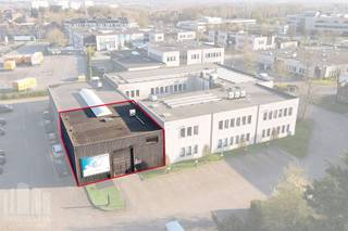 <strong>KMO-unit van 250 m²</strong> met een <strong>ingerichte kantoorruimte van 60 m² op toplocatie!</strong><br /><br />De <strong>opslagruimte</strong> met een vrije hoogte van <strong>6m</strong> is toegankelijk via een<strong> automatische sectionale poort</strong> (3m B x 4m H) en beschikt over een afzonderlijke toegangsdeur. De unit is hiernaast volledig geïsoleerd, uitgerust met CV op gas (aerothermen) en heeft een polybetonvloer met een draagkracht van <strong>3 T/m².</strong> Verder is de opslagruimte uitgerust met LED-verlichting en een lichtstraat met rookluik. <br /><br />De <strong>kantoorruimtes</strong> zijn gelegen op de eerste verdieping en zijn uitgerust met moderne technieken zoals TL/LED-verlichting, ventilatiesystemen, een warmtepomp en airco die zowel kan verwarmen als koelen. Verwarming gebeurt hiernaast ook via een recente gasketel.<br /><br />Het pand bevindt zich in het kwalitatieve <strong>Sphere Business Park te Zellik.</strong> Uitstekend gelegen langsheen de bedrijvige Pontbeeklaan (N9) met een directe en vlotte ontsluiting naar de R0, E19, E40 en de A12. Gebouw beschikt hiernaast over<strong> 4 privatieve parkeerplaatsen,</strong> wat zorgt voor extra comfort en een vlotte bereikbaarheid voor personeel en klanten.<br /><br />Aarzel niet en contacteer<strong> PANORAMA B2B</strong> voor bijkomende inlichtingen, plannen of een plaatsbezoek <strong>0477 07 30 30 </strong>