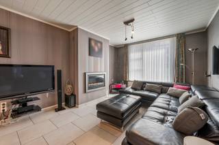 <p>Te koop: woning in de Hoogkamerstraat 71, Temse, nabij openbaar vervoer, invalswegen en het ziekenhuis.</p>
<p>Deze energiezuinige woning (EPC A) biedt een comfortabele indeling en een gunstige ligging. De ruime tuin vormt een groene oase achter het huis, met een garage aan de achterkant voor extra gemak. Dankzij de goede verbindingen en voorzieningen in de buurt is dit een ideale gezinswoning.<br />OPGELET: deze woning is pas beschikbaar 31/12/27</p>
<p> </p>
<p>Belangrijkste ruimtes:<br />• Living (34 m²) met veel lichtinval<br />• Volledig ingebouwde keuken (9 m²) met mogelijkheden<br />• 3 slaapkamers (36 m², 19 m², 7,5 m²)<br />• Badkamer (10 m²) met douche, ligbad, toilet en dubbele wastafel<br />• Berging (8 m²) met aansluitingen voor wasmachine en droogkast, technische ruimte en thuisbatterij<br />• Achterhal (16 m²) deze ruimte kan ingericht worden als bureau<br />• Hal (7 m²) en toilet (2 m²)<br />• Kelder<br />• Garage achteraan de tuin<br />• Tuinhuis</p>
<p>Troeven:<br />• Energiezuinige woning met EPC A<br />• Garage aan de achterkant van de tuin<br />• Ruime tuin</p>
<p>Neem vandaag nog contact op met je ERA-makelaar voor een bezoek.</p>
<p>JOUW DROOMHUIS. ZO GEVONDEN!</p>
