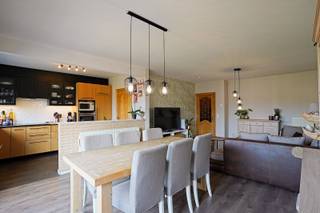 <span><span>Ontdek dit instapklare en energiezuinige appartement te Merchtem. Met een bewoonbare oppervlakte van maar liefst 100m² biedt dit appartement een aangename leefomgeving.<br />Bij het betreden van het appartement komt u in een verzorgde inkomhal met apart gastentoilet. De lichtrijke en ruime woonkamer met volledig vernieuwde open keuken en aansluitend praktische berging vormt het kloppend hart en wordt gekenmerkt door een groot schuifraam die directe toegang biedt tot een terras. Verder zijn er achteraan twee ruime slaapkamers die telkens toegang hebben naar de veranda, de perfecte plek om te ontspannen of gasten te ontvangen. De badkamer is voorzien van ligbad en douche, verder is er ook nog een tweede berging die ingericht is als wasplaats. Parkeren vormt geen enkel probleem: de aankoop van de garage is verplicht (prijs: €25.000).</span></span><br /><span><span>Als u op zoek bent naar een energiezuinig appartement, waarvan de elektriciteit conform is dan is dit appartement is zeker een bezoekje waard.</span></span><br />Referentie: 5657