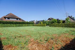 - Emplacement de choix à Roulers : Bollaardstraat 1A<br />- Emplacement calme en centre-ville<br />- Terrain à bâtir pour une maison ouverte<br />- Superficie : 973 m²<br />- Situé dans une zone résidentielle<br />- Règlements de construction disponibles<br />- Rapport d'inondation : P-score = classe B, G-score = classe A<br />- Prix indicatif : 243.250 €