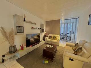 <p><span>In het centrum van Kapellen op wandelafstand van winkels, openbaar vervoer en scholen bieden wij u deze compacte, deels gerenoveerde woning aan bestaande uit een ruime inkomhal annex fietsenberging, woonkamer, zit- eethoek, doucheruimte, keuken en op de verdieping twee ruime kamers , een grote badkamer met ligbad en trap naar een grote, nog in te richten zolderruimte, buiten vindt u een gezellige stadstuin met berging, e-peil = D (geen renovatieverplichting), asbestveilig, ideale starterswoning</span></p>