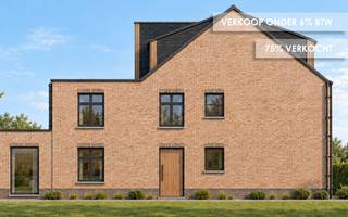 <p><strong> </strong><strong>Nieuwbouw gelijkvloers appartement met 3 slaapkamers en tuin te Brecht | 6% btw mogelijk</strong></p>
<p>Op een <strong>rustige locatie te Brecht, vlak bij de vaart</strong>, bevindt zich dit ruime gelijkvloerse nieuwbouwappartement met een totale bruto-oppervlakte van ca. <strong>187 m² inclusief inpandige garage</strong>. Met <strong>3 slaapkamers</strong>, een <strong>privatieve tuin</strong> en een uitzonderlijk ruime inpandige garage biedt het appartement heel wat wooncomfort.</p>
<p>Via de gemeenschappelijke inkomhal bereik je de voordeur van het appartement. De inkomhal geeft toegang tot <strong>3 volwaardige slaapkamers</strong>, een badkamer, een apart gastentoilet en praktische bergruimte. De ruime en lichtrijke leefruimte vormt samen met de <strong>open keuken en eetplaats</strong> één aangenaam geheel. Vanuit de leefruimte is er toegang tot het <strong>terras en de aansluitende tuin</strong>.</p>
<p>Aan de linkerzijde van het gebouw bevindt zich bovendien een <strong>tweede, private inkom</strong>, die rechtstreeks toegang geeft tot de garage en de leefruimte. De zeer ruime inpandige garage biedt plaats aan <strong>twee wagens en fietsen</strong> en vormt een absolute meerwaarde.<br /><br />Door het kleinschalige karakter en de afwezigheid van een lift blijven de <strong>gemeenschappelijke kosten beperkt</strong>.</p>
<p>Omdat de werken nog moeten starten, krijg je als koper de mogelijkheid om <strong>de afwerking mee te kiezen</strong> en het appartement naar eigen smaak vorm te geven. De start van de werken is voorzien voor <strong>december 2026</strong>, met een verwachte oplevering <strong>circa 18 maanden na aanvang van de werken</strong>.</p>
<p><strong>Troeven:</strong></p>
<ul>
<li>Rustige ligging nabij de vaart</li>
<li>Gelijkvloers wonen</li>
<li><strong>187 m² bruto incl. garage</strong></li>
<li><strong>3 slaapkamers</strong></li>
<li><strong>Privatieve tuin en terras</strong></li>
<li>Zeer ruime inpandige garage voor 2 wagens</li>
<li>Afwerking nog mee te kiezen</li>
<li>Nieuwbouw met hedendaags wooncomfort</li>
</ul>