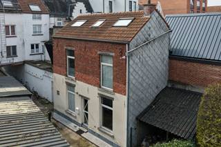 Verscholen achter een charmante, historische toegang in de bruisende Brusselsestraat bevindt zich deze unieke woning in tweede lijn, een...
