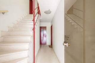 Op een hele mooie locatie kunt u dit ruim gelijkvloerse appartement gelegen in Residentie 'Montebello' terugvinden met een bewoonbare oppervlakte van 105m².<br />Vooraan vindt u de onderhoudsvriendelijke tuin en achteraan is er een privé tuin met terras en overdekte ruimte/tuinhuis.<br />De twee bijhorende garages bevinden zich achteraan en zijn bereikbaar via de tuin en naastgelegen oprit.<br /><br />Indeling: inkomhal met vestiairekast - gastentoilet - ruime woonkamer (36m²) met centrale verwarming gas - open ingerichte keuken met eethoek - achtergelegen 2 ruime slaapkamers met vaste kasten - ingerichte badkamer met lavabomeubel, douche en toilet - bergruimte/wasruimte.<br /><br />Algemeen:<br />- Energiezuinig: EPC 169 - label B, geen renovatieverplichting<br />- Gemeenschappelijke kelder<br />- Elektrische screens aanwezig in woonkamer en keuken<br />- Elektrische rolluiken aanwezig in de slaapkamers<br />- Elektrische gordijnen en verlichting blijven aanwezig<br />- Videofoon aanwezig<br />- PVC ramen<br />- Elektrische keuring: conform<br />- Asbestveilig<br />- Vrij bij akte<br />- Vg, WG, Gmo, Gvkr, Gvv<br /><br /><br />Dit appartement is kortom een topper gelegen dichtbij het centrum met zijn talrijke faciliteiten.