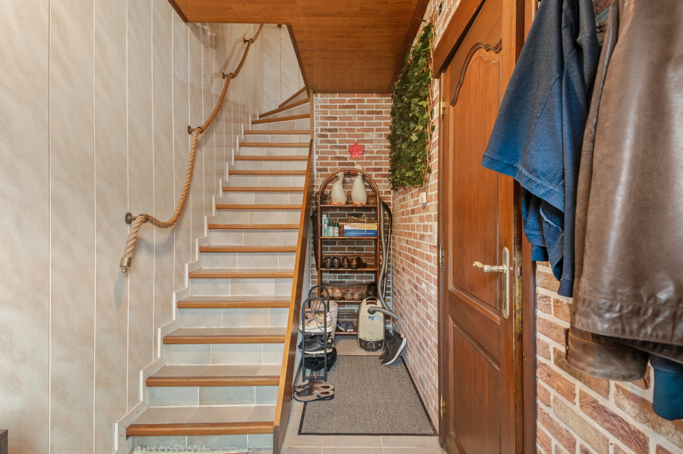 Te renoveren bel-etagewoning met 3 slpk., inpandige garage en tuin - foto 2