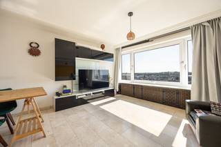 Op de 11de verdieping van residentie Diksmuide, vinden we dit lichtrijke appartement met 94 m² bewoonbare oppervlakte, ideaal gelegen aan de Rodekruislaan 5 in Berchem. Dankzij deze hoogte geniet dit appartement van een prachtig, open uitzicht en een aangename lichtinval gedurende de hele dag.<br /><br />De centrale ligging, op wandelafstand van het Boelaerpark, winkels, openbaar vervoer en belangrijke invalswegen, maakt dit appartement bijzonder aantrekkelijk voor zowel eigen bewoning als investering.<br /><br />De indeling omvat een zeer ruime leefruimte met grote raampartijen en een mooi panoramisch uitzicht, een aparte keuken, twee volwaardige slaapkamers, een badkamer die in 2017 werd gerenoveerd en een apart toilet.<br /><br />Verder beschikt het appartement over een individuele kelderberging, ideaal voor extra opslagruimte.<br /><br />Ook technisch scoort deze eigendom uitstekend: de elektrische installatie is conform en met een EPC-label C biedt het appartement een degelijke energieprestatie.<br /><br />Algemene kosten: ca. 233 euro per maand incl. verwarming, water, poetsen, syndicus, brandverzekering, lift, spaarfonds en conciërge. <br /><br />Het appartement is momenteel verhuurd. <br /><br />Bent u op zoek naar een ruim appartement met een schitterend uitzicht op een uitstekende locatie in Berchem? Neem dan vandaag nog contact met ons op voor een bezichtiging.