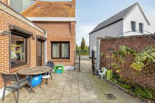 Indeling als volgt:<br />GELIJKVLOERS:<br />We betreden de woning via de inkomhal die meteen uitgeeft op de leefruimte (ca. 26m²).  <br />De keuken (ca. 8 m²) sluit naadloos aan op de leefruimte en is voorzien van alle comfort waaronder: elektrisch kookvuur, dampkap, koelkast, vaatwas, oven en voldoende kastruimte.<br /><br />De handige (was)berging (ca. 2,6m²) voorziet ruimte voor zowel een apart toilet als machine en droogkast.<br /><br />EERSTE VERDIEPING:<br />Op de eerste verdieping vinden we twee volwaardige slaapkamers terug (ca 16m² en 12m²). Verder is de badkamer (ca. 6m²) voorzien van een douche, enkel wandmeubel en toilet.<br /><br />Diversen:<br />- Grote renovaties vanaf 2018<br />- Garage (ca. 14m²)<br />- Bergzolder<br />- Volledig nieuwe gesplitste riolering<br />- Veel bergruimte achteraan de woning<br />- Overal rolluiken + nieuwe ramen 2018<br />- Cv  op aardgas - ketel van 2022<br />- Waterleiding vernieuwd <br /><br />(ver-)Kopen of (ver-)huren in Kalmthout, Essen en omstreken?<br />Met vragen kan u altijd bij ons terecht! <br />Dewaele Vastgoed Kalmthout<br />Dewaele vastgoed met advies.<br /><br /><br />Bestuursmaatregelen in het maatregelenregister: nee