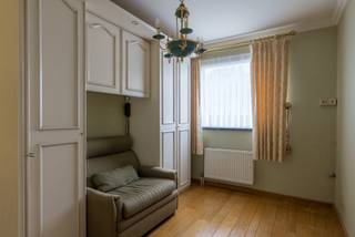 <p><strong>Centraal gelegen, met parkeergemak verzekerd</strong><br /><br />Dit aangename appartement is gelegen op de eerste verdieping en beschikt over een praktische en aangename indeling.</p>
<p>Bij het binnenkomen kom je terecht in de inkomhal. Vanuit de hal heb je toegang tot de twee slaapkamers en de badkamer. Verder leidt de hal naar de leefruimte met aansluitende keuken.</p>
<p>De leefruimte vormt het hart van het appartement en biedt een aangename plek om te ontspannen en samen te komen. De keuken sluit hier mooi op aan en geeft rechtstreeks toegang tot het terras, waar je kunt genieten van de buitenlucht. Achter de keuken bevindt zich bovendien een praktische berging, ideaal voor extra opbergruimte.</p>
<p>Een grote extra troef zijn de twee garageboxen die inbegrepen zijn in de verkoopprijs. Beide garageboxen beschikken over water en elektriciteit en bieden daardoor niet alleen een veilige parkeerplaats, maar ook extra mogelijkheden voor opslag of ander gebruik.</p>
<p>Interesse in dit appartement? Voor meer informatie of een bezoek ter plaatse kunt u contact opnemen met <strong>Immovl</strong>.</p>