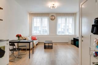 Welkom op de Generaal Eisenhowerlei, waar dit charmante appartement op het gelijkvloers je een warm welkom geeft. Je woont hier tussen...