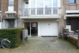 Deze garagebox is gelegen net buiten het centrum.<br />Deze heeft ook een vlotte verbinding richting Expresweg Brussel-Kust.