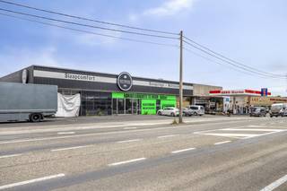 Propriété polyvalente composée d'un espace commercial avec des entrepôts et une station-service.Situé dans un endroit très commerçant, sur la route...