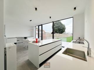 This fully renovated detached house combines a modern finish with a practical layout and great comfort. With its southwest-facing garden and...