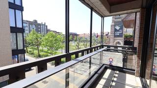 Dit ruime en <strong>uitstekend onderhouden appartement van 126 m²</strong> bevindt zich op de tweede verdieping van een verzorgde residentie, midden in het centrum van Roeselare.<br />Dankzij deze<strong> toplocatie</strong> bevinden winkels, horecazaken, openbaar vervoer en het station zich op wandelafstand. Bovendien geniet u vanuit het appartement van een aangenaam uitzicht op het groene De Coninckplein.<br /><br />Via de lichtrijke inkomhal met praktische inbouwkasten betreedt u het appartement. Vanuit de hal heeft u toegang tot het gastentoilet en de ruime leefruimte. De woonkamer baadt in natuurlijk licht dankzij de grote raampartijen en vormt een open, aangename woonomgeving. Aansluitend bevindt zich een afzonderlijk terras waar u in alle rust kunt genieten van het uitzicht op het plein.<br />De aparte, volledig uitgeruste keuken beschikt over een elektrische kookplaat, oven, dampkap, vaatwasmachine en koelkast. Daarnaast is er een praktische wasplaats/berging.<br />Het appartement telt twee volwaardige slaapkamers, beide voorzien van ingebouwde kasten. Eén van de slaapkamers beschikt bovendien over een eigen wastafel.<br />De badkamer is ingericht met een badkamermeubel, ligbad, douche en toilet.<br />De verwarming gebeurt via vloerverwarming.<br /><br />Een absolute meerwaarde is de <u><strong>dubbele garage</strong></u> die beschikbaar is. In het centrum van Roeselare is dit een bijzonder sterke troef, die niet alleen ruime parkeermogelijkheden biedt.<br />Daarnaast beschikt het appartement op het gelijkvloers over een ruime, afzonderlijke en afgesloten berging.<br /><br />Beschikbaar : onmiddellijk.<br />Garage : €75/maand.<br />Gemeenschappelijke kosten: afrekening per kwartaal.<br /><br /><strong><u>Interesse in dit appartement? </u></strong><br />Ga naar www.dicasa.be, klik op het pand dat u wenst te huren en vul via de knop "Ik ben kandidaat" een kort profiel in.<br />Enkel via deze weg kunnen bezichtigingen aangevraagd worden – telefonisch worden geen afspraken ingepland.
