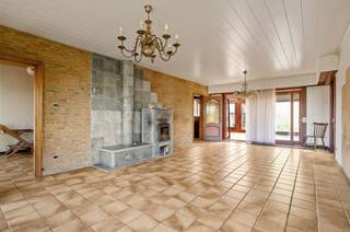 <p><span>Op te frissen exploitatiewoning met loods op een perceel van 3480 m², landelijk gelegen te Koningshooikt bij Lier.</span></p><p><span> </span></p><p><span>Deze solide woning werd in 1978 gebouwd en voorziet alle woon- en slaapruimtes op het gelijkvloers.Er is een ruime zolder die mogelijheid biedt tot extra kamers.<br /><br />U betreedt de woning via de inkomhal. Een lichtrijke woonkamer met aansluitend de keuken bieden een aangename thuis om mensen te ontvangen. Verder vinden we 3 slaapkamers, een badkamer, berging en een ruime inpandige garage. De veranda biedt toegang tot de tuin en achterlkiggende loods.<br />Deze loods heeft een oppervlakte van </span><span>+</span><span> 80 m² en omvat een afgesloten ruimte die dienst kan doen als kantoor.</span></p><p><span> </span></p><p><span>Een vlotte bereikbaarheid is gegarandeerd dankzij de ligging nabij de verbindingsweg tussen Koningshooikt en Mechelen. <br /><br /></span><span>Gezien de ligging in agrarisch gebied is het pand enkel geschikt voor actieve land- en tuinbouwers.</span></p><p><span> </span></p><p><span>Kom deze woning ter plaatse ontdekken en maak een afspraak: 015/755 444 of <span>info@immovercammen.be</span></span><span> </span></p><p><span>Renovatieplicht EPC: binnen 5 jaar na aankoop = verplichte renovatie tot label D of beter.</span></p>