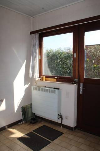 Deze op te frissen open bebouwing bevindt zich op een perceel van ongeveer 660m² en omvat: inkomhal, ruime leefruimte met openhaard, keuken, 4 slaapkamer, badkamer, berging, 2 zolderruimtes, kelder, grote tuin met garage en stenen tuinhuis, 4 parkeerplaatsen. De bewoonbare oppervlakte is +/- 170m². Wegens zijn goede ligging (mobiscore 8,2/10) is men met de wagen op een 8-tal minuutjes aan de E313. In de directe omgeving zijn er meerdere supermarkten e.d. aanwezig.<br /><br />Voor meer informatie en/of het maken van afspraak: patrik@ampvastgoed.be 0645/00.40.45 en/of 0465.00.40.44