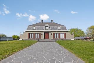 Cette villa spacieuse à rafraîchir est située à la campagne, sur un vaste terrain, et offre une vue imprenable sur les environs.En entrant, vous...