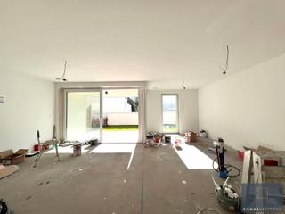 Reeds meer dan 71% verkocht!<br /><br />Binnenkort van één van deze nieuwbouw appartementen uw thuis maken, midden in het centrum van Maldegem? Dit is de kans!<br /><br />Project Koffiebranderij bevindt zich in het bruisende centrum van Maldegem. Met alle faciliteiten op wandelafstand. Het project bestaat uit 23 appartementen en 4 penthouses. Langs de achterzijde kunt u genieten van een prachtig aangelegde binnentuin. Bovendien zijn de appartementen op het gelijkvloers voorzien van een privé tuintje.<br /><br />Op de gelijkvloerse verdieping is er nog keuze uit 1-2 slaapkamer appartementen. Op verdieping 1 en 2 zijn dit 2 slaapkamer appartementen. <br />Deze zullen uiteraard aan alle hedendaagse energienormen voldoen. Ieder appartement is voorzien van GEOTHERMISCHE WARMTEPOMPEN, vloerverwarming met passieve koeling en ZONNEPANELEN. Het gebouw heeft een zuidgerichte oriëntatie waardoor je steeds kan genieten van het zonnetje vanop je terras of in je tuintje.<br /><br />Ondergronds zijn zowel parkeergarages, staanplaatsen als fietsenstalling terugvinden. Bovengronds wordt nog een extra fietsenberging voorzien met parkeerplaatsen.<br /><br />Bij aankoop van een appartement is het mogelijk dit helemaal op maat en naar eigen smaak in de richten. U heeft nog de mogelijkheid de vloeren, keuken, badkamer, … zelf te kiezen bij de hiervoor aangeduide leveranciers. <br />Vloeren/keukens op de foto's zijn ter illustratie van reeds verkocht appartementen. <br /><br />Nieuwsgierig naar deze tijdloze bouw met grote raampartijen en ultiem comfort?<br /><br />Contacteer Bonne Vastgoed 7 op 7 voor meer info via 050/73.73.73 of info@bonnevastgoed.be