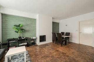 Dit ruim 1-slaapkamerappartement te koop is gelegen op de 4de verdieping verdieping van Residentie Les Sapins temidden het bruisende stadscentrum van Oostende. <br /><br />Indeling:<br />- inkomhal met toilet voorzien van een handwaslavabo<br />- lichtrijke leefruimte<br />- keuken uitgerust met een spoeltafel, elektrische fornuis en frigo<br />- ruime slaapkamer <br />- badkamer voorzien van een lavabo met badkamermeubel, ligbad en aansluiting voor wasmachine <br />- terrasje <br />- privatieve kelderberging<br /><br />Pluspunten: <br />- ruim appartement<br />- centrale ligging<br />- privatieve kelderberging<br />- op wandelafstand van zee en strand<br />- asbestveilig<br />- gunstig EPC (label B)<br /><br />Bent u op zoek naar een instapklaar centraal gelegen appartement? Bel snel voor meer info! <br /><br />Bestuursmaatregelen in het maatregelenregister: nee
