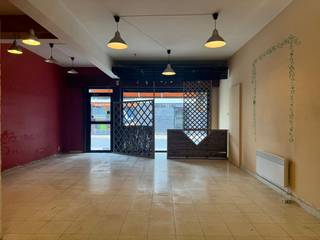 Een veelzijdige winkelruimte in centrum Bredene van 49 m², ideaal als atelier, kantoor, schoonheidssalon of creatieve werkplek. De ruimte is licht...