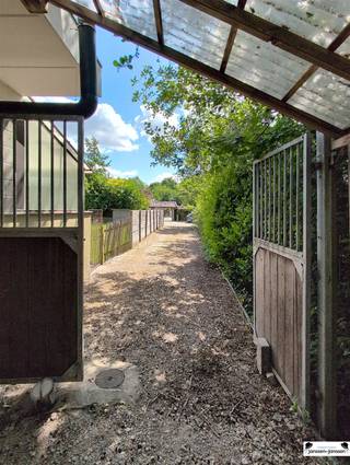 <p><span>Wonen in de rust van de Netevallei ontdek deze charmante bungalow!</span><span> </span></p><p><span>Altijd al gedroomd van een eigen stekje midden in het groen, waar rust en natuur de hoofdrol spelen? Dan is deze </span><span>prachtige bungalow</span><span> in het recreatiegebied van de Netevallei precies wat je zoekt!</span></p><p><span>Toplocatie</span><span> Geniet van een oase van rust, op slechts 5 minuten van zowel de </span><span>E313</span><span> als het </span><span>centrum</span><span>. Ideaal voor wie graag de stilte opzoekt, maar toch vlot bereikbaar wil blijven.</span></p><p><span>Wat mag je verwachten?</span></p><p><span>- Perceel van maar liefst </span><span>1.370 m²</span><span>, inclusief een knusse </span><span>weide</span><span> ideaal voor dierenliefhebbers of hobby tuiniers</span></p><p><span>- Gebouw van </span><span>80 m²</span><span> met een doordachte indeling:</span></p><p><span>- 3 gezellige slaapkamers</span></p><p><span>- Lichtrijke living</span><span> en functionele </span><span>keuken</span></p><p><span>- Badkamer met douche en toilet</span></p><p><span>- Hal, veranda</span><span> én een handige </span><span>berging</span></p><p><span>- Verwarming via een </span><span>pelletkachel</span><span> en </span><span>simulator op nachttarief</span><span> energiezuinig en comfortabel!</span></p><p><span>Een unieke plek waar je écht tot rust komt, tweede verblijf in het groen.</span></p><p><span>Kom zelf de sfeer opsnuiven en laat je verrassen door de charme en de mogelijkheden van deze woning.</span></p><p><span>Mis deze kans niet contacteer ons vandaag nog voor een bezichtiging!</span></p><p><span> </span></p>