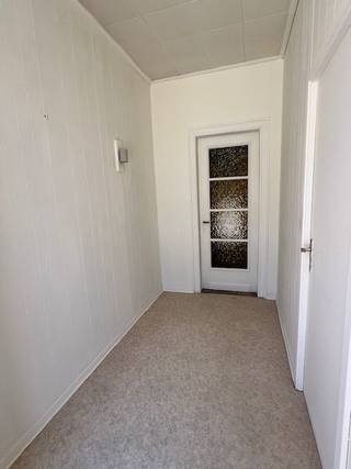 Halfopen ééngezinswoning met tuin, 3 slaapkamers, badkamer op het gelijkvloers, living met veel licht en zicht op de tuin, eetruimte, keuken. De...