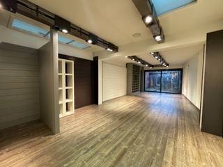 Diep handelspand gelegen in de Noordstraat, Roeselare. Vlakbij de Grote Markt.De indeling is als volgt: gelijkvloerse handelsruimte (+/- 100 m²) met...