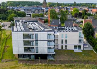 Op een boogscheut van het centrum van Halen en op slechts 3 minuten wandelen van de gekende snuffelmarkt hebben in ons prachtig nieuwbouwproject “<strong>Residentie Halon</strong>” nog slecht 3 mooie appartementen te koop! Appartement B2 bijvoorbeeld beschikt over 2 ruime slaapkamers en heeft een aangenaam terras met zicht op de groene binnentuin.<br /><br />Ook dit nieuwbouwappartement beschikt over een eigen warmtepomp en PV-panelen om zo uw energiefactuur tot een minimum te beperken. Een groot pluspunt als toekomstige woonst of duurzame en kwalitatieve investering!<br /><br />Voor meer informatie ontvangen we u graag bij ons op kantoor of ter plaatse om dit prachtige project tot in de puntjes toe te lichten. Bel nu Elien Mombaerts op het nummer 0470/38.21.30.