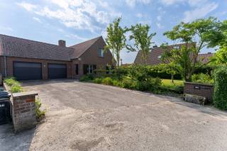 Wie rustig en ruim wil wonen (309m² bewoonbare oppervlakte), moet deze woning zeker eens komen bekijken.<br />Deze woning is gelegen in het landelijke Houtave, een deelgemeente van Zuienkerke, en geniet van een prachtig uitzicht op de tuin en de omliggende natuur.<br /><br />Rustig gelegen maar toch goede bereikbaarheid: op 7 minuten rijden van de A11 (richting Knokke of E40), op 10 minuten van Brugge, op 7 minuten rijden van de kust, op 15 minuten van Oostende<br /><br />De woning bevindt zich bovendien op een ruim perceel, wat zorgt voor extra privacy, tal van mogelijkheden en een aangenaam gevoel van openheid.<br />Daarnaast beschikt de woning over een ruime oprit en een dubbele garage.<br />De leefruimtes zijn ruim en praktisch ingedeeld.<br />Zo beschikt de woning over een ruime inkomhal met apart toilet en vestiaire, een lichtrijke woonkamer, een aparte, grote keuken met aansluitend een ruime berging, een badkamer, vier slaapkamers, een extra polyvalente ruimte die verder kan worden ingericht en een grote zolder.
