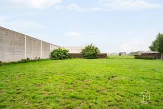Te koop: bouwgrond van 584 m² in OoigemIn Wielsbeke bevindt zich deze interessant gelegen bouwgrond met een oppervlakte van 584 m². Een mooie kans voor wie zijn eigen woning wil bouwen en daarbij graag zelf de stijl en indeling bepaalt.Voor wie is dit ideaal?Ideaal voor mensen die op zoek zijn naar een mooi perceel om hun toekomstige woning volledig naar eigen wens te realiseren.Te koop via Immo Beguin, jouw vastgoedexpert sinds 2009, met kantoren in Ronse, Waregem, Kortrijk, Deinze, Doornik, Lessines, Moeskroen en Nieuwpoort.