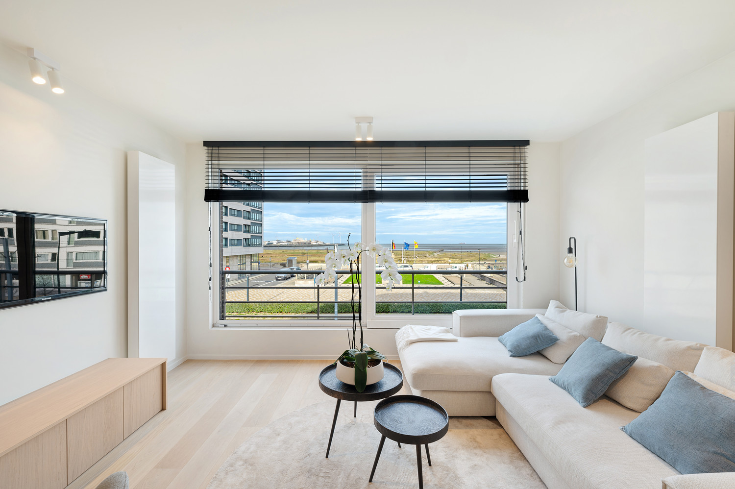 Volledig gerenoveerd drie-slaapkamerappartement met uniek zeezicht. - photo 1