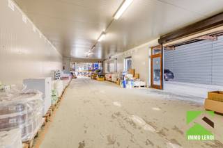 Deze eigendom is gelegen in de KMO-zone Tongeren-Noord, op een tweetal kilometer van het stadscentrum van Tongeren; zeer goed bereikbaar vanaf de Hasseltsesteenweg. <br /><br />De eigendom bestaat uit een ruime woning en een grote opslag-/werkruimte.<br /><br />Indeling woning: <br />x mooie inkomhal met massieve plankenvloer en gastentoilet; <br />x gezellige woonkamer met massieve parketvloer en sierhaard; <br />x grote, ingerichte keuken met buffeteiland, ruimte voor een mooie eettafel en groot raam naar het terras; <br />x wasruimte en berging; <br />x de woning heeft deels kelder en deels kruipkelder; <br />x achteraan de garage, volledig betegeld.<br /><br />Op de verdieping: <br />x 3 slaapkamers, waarvan één met terras; <br />x mooie badkamer met douche, dubbele lavabo en toilet; <br />x aparte bergkamer/dressing; <br />x nachthal met valtrap naar de zolder.<br /><br />Opslag-/werkruimte: <br />x deze ruimte heeft een oppervlakte van 400m² en een vrije hoogte van 4 meter; <br />x vooraan de inkom met ontvangstruimte en 2 bureelkamers; <br />x sanitaire ruimte; <br />x ruime carport.<br /><br />Wenst u meer info over deze eigendom? Maak dan telefonisch een afspraak voor bezichtiging op het nummer 012 23 00 23 of mail uw vragen aan roland@immo-leroi.be.