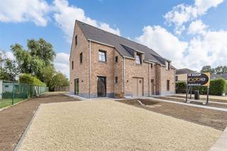 <p>In de rustige en kindvriendelijke Elfenbergstraat in Kuringen stellen wij u graag deze moderne, halfopen nieuwbouwwoning (linkerhelft) voor. De woning bevindt zich op een perceel van 4,64 are en biedt een bewoonbare oppervlakte van 234 m².</p><p>Deze woning is gebouwd volgens de BEN-normen (Bijna-EnergieNeutraal), wat garant staat voor een lage energiefactuur en een duurzame woonkwaliteit. De afwerking gebeurt met hoogwaardige materialen, wat zich vertaalt in een stijlvol interieur met oog voor detail.</p><p><strong>Indeling gelijkvloers</strong><br />Op het gelijkvloers bevindt zich een open leefruimte met veel lichtinval, voorzien van eiken parket en een bureauhoek – ideaal voor wie van thuis uit werkt. De op maat gemaakte keuken is uitgerust met A-merk toestellen: inductiekookplaat met ingebouwde dampkap, vaatwasser, combi-oven, microgolf en inbouwkoelkast. Aansluitend is er een ruime berging/wasplaats. Een gastentoilet is eveneens aanwezig.</p><p><strong>Eerste verdieping</strong><br />Hier bevinden zich twee ruime slaapkamers, een apart toilet en een volledig uitgeruste badkamer met dubbele lavabo, ligbad en een comfortabele inloopdouche.</p><p><strong>Zolderverdieping</strong><br />De ruime zolder biedt een derde slaapkamer, een tweede badkamer (douche en lavabo), een extra toilet én handige bergruimte.<br /><br /><strong>Afwerking en technieken</strong><br />• Laminaatvloeren met V-groef en geluidsdemping in de slaapkamers<br />• Houten trapbekleding in rubberwood, behandeld met Rubio Monocoat<br />• Mitsubishi warmtepomp<br />• Ventilatiesysteem D<br />• Zonnepanelen inbegrepen<br />• Regenwaterput van 7.500 liter<br />• Schüco ramen en deuren<br />• Pré-alarm installatie<br />• Alle nutsvoorzieningen inbegrepen in de prijs</p><p><strong>Prijsopbouw:</strong><br />• Grondaandeel: €175.000 (excl. registratierechten)<br />• Constructie: €443.650 (excl. btw)<br />• Totaalprijs: €618.650 (excl. kosten)<br />📩 Meer weten of een afspraak maken?<br />Vraag gerust het gedetailleerde lastenboek aan of kom deze woning samen met ons ontdekken.<br />Contacteer ons via info@immonoble.be of bel naar +32 472 95 78 44.<br /> </p>