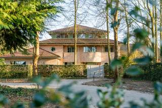 Verscholen op een uitzonderlijk perceel van 6.426 m² in De Pinte bevindt zich deze riante villa waar ruimte, privacy en comfort centraal staan.Een...
