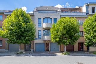 <p><strong>Verzorgde penthouse met twee slaapkamers en ruim terras.</strong></p><p></p><p>Gelegen op de derde verdieping van een kleinschalige residentie met slechts vier appartementen (bouwjaar 1998), geniet deze verzorgde penthouse van een rustige ligging en een aangename woonomgeving. Het appartement is bereikbaar via de trap en biedt met zijn 79 m² een comfortabele en praktische indeling.</p><p></p><p>De lichtrijke leefruimte aan de voorzijde geeft rechtstreeks uit op een ruim en zonnig terras, waar het heerlijk vertoeven is. De deels geïnstalleerde keuken sluit mooi aan op de leefruimte en zorgt voor een open en gezellige sfeer.</p><p>Aan de achterzijde bevinden zich twee volwaardige slaapkamers, een verzorgde badkamer voorzien van een douche in ligbad, een apart gastentoilet en een praktische technische berghoek.</p><p></p><p>De elektrische installatie wordt vóór de verkoop conform gekeurd.</p><p></p><p>Bovendien is een ruime privatieve kelderberging inbegrepen.</p><p></p><p>Daarnaast bestaat de mogelijkheid om een dubbele garage van 24 m² aan de voorzijde van het gebouw aan te kopen voor € 35.000.</p><p></p><p><strong>Het appartement is vrij bij akte</strong> en dus onmiddellijk beschikbaar voor eigen bewoning of als investering.</p><p></p><p>EPC: 261 kWh/m²jaar<br />Energielabel: E-</p>