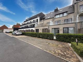 <p>Instapklaar gelijkvloers appartement bestaande uit een lichtrijke leefruimte met eet-en zithoek, uitgeruste keuken, apart toilet, 2 volwaardige slaapkamers, berging, ingerichte badkamer (bad, douche + dubbele lavabomeubel) en een ruim terras met uitweg. Er is de mogelijkheid om een ruime garage bij te kopen voor 27.000€.</p>
<p></p>
<p>Extra troeven:</p>
<p></p>
<ul>
<li>Energiezuinig</li>
<li>Instapklaar</li>
<li>Groot terras</li>
<li>Uitweg via terras</li>
<li>Fietsenberging</li>
<li>Dichtbij winkels, scholen, openbaar vervoer…</li>
</ul>
<p></p>
<p>Dit appartement is te koop ZONDER makelaar via het concept van Smart Houses! Verdere inlichtingen of bezoek? Contacteer rechtstreeks de eigenaar via 0473/37.64.49.</p>