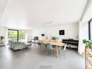 Te huur, lichtrijke, energiezuinige en moderne nieuwbouw te Oudenaarde<br /><br /><strong>ABSOLUTE AANRADER</strong>! Verwend met een kwalitatieve afwerking en genietend van een rustige ligging zorgt deze driegevelwoning ongetwijfeld voor een sfeervolle thuis. Gezien de huidige isolatienormen spreken we hier uiteraard van een energiezuinige woning, wat zich uit in lage energiefacturen.<br /><br />Even een korte rondleiding; inkom met afzonderlijk toilet, bureau, lichtrijke woonkamer met open keuken, ruime berging. Op de verdieping treffen we 2 slaapkamers, een badkamer en een afzonderlijk toilet. Buitenshuis is het heerlijk vertoeven in de afgesloten tuin met zonnig terras en tuinhuis. <br /><br />Adres: Meerspoort 39B, 9700 Oudenaarde<br />Beschikbaar vanaf 1 september (mogelijkheid om vanaf 15/08 te huren) <br />Huurprijs: €1085/mnd<br />EPC: 127 kWh/m²<br /><span>Mogelijk overstromingsgevoelig</span>