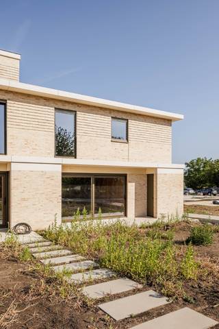 <br />Danneels bouwt deze halfopen bebouwing in moderne stijl in onze toekomstgerichte nieuwbouwproject ‘Bosveld’ in Aalst. Een residentiële en groene woonlocatie, dicht bij het stadscentrum en alle voorzieningen.  <br /><br />De woning is rustig gelegen, middenin een mooie parktuin en is bijzonder functioneel ingedeeld. Zithoek, eetkamer en keuken vormen een mooi geheel dat optimaal in verbinding staat met de zuid gerichte tuin en het terras.<br /><br />Op de verdieping hebben we drie slaapkamers, een badkamer, berging en een apart toilet. Bij de woning hoort ook een buitenberging, een autostaanplaats en een fietsenberging.<br /><br />Een geothermische warmtepomp, vloerverwarming, zonnepanelen en een ventilatiesysteem met warmterecuperatie zijn standaard voorzien en dat is goed nieuws voor jouw energiefactuur.<br /><br />Danneels realiseert deze woning sleutel-op-de-deur voor jou met een vaste totaalprijs en oplevertermijn.